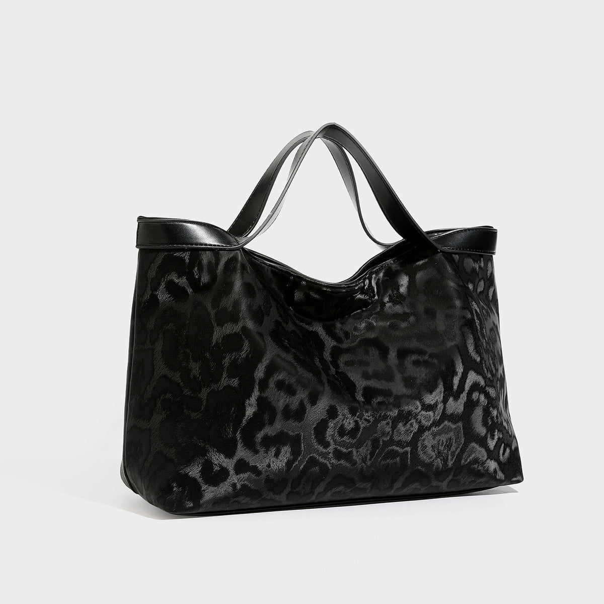 Glänzende Tote-Bag mit Leopardenmuster, dunkelbrauner Lederoptik-Einfassung und zwei Tragehenkeln, Detailansicht 5