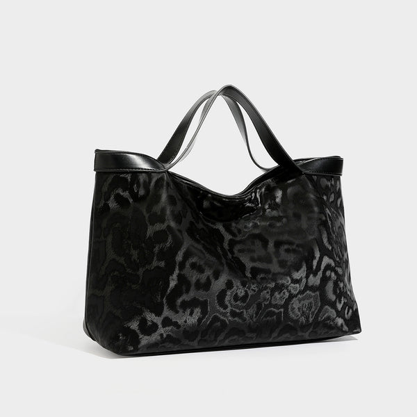 Glänzende Tote-Bag mit Leopardenmuster, dunkelbrauner Lederoptik-Einfassung und zwei Tragehenkeln, Detailansicht 5