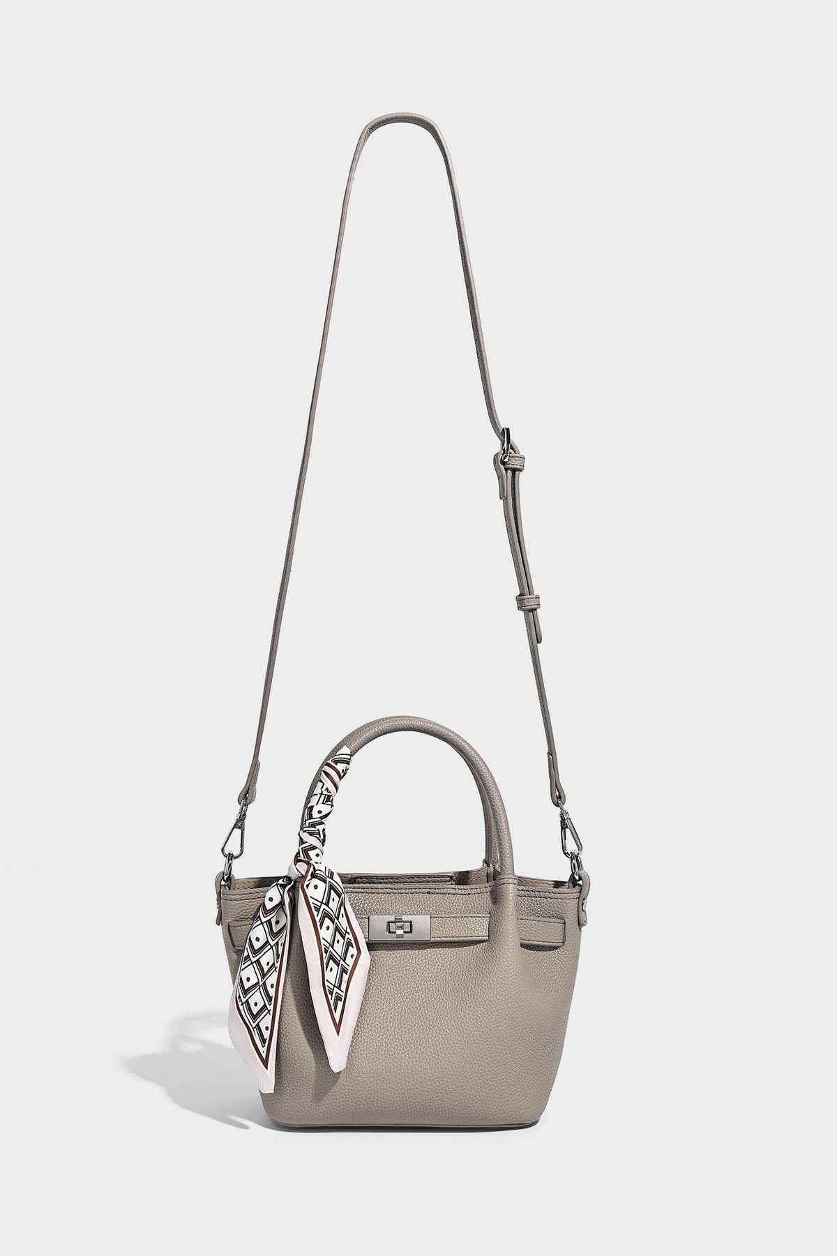 Kleine strukturierte Henkeltasche aus genarbtem Material in Taupe mit zwei Henkeln, bedrucktem Schalband, vorderem Drehverschluss und, Detail