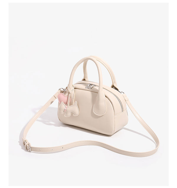 Mini-Handtasche in Kuppelform mit glatter Oberfläche in Lederoptik, zwei Henkeln, Reißverschluss oben, silberfarbenen Metalldetails und herabhängendem