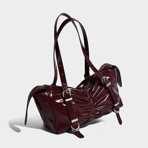 Glänzende rechteckige Schultertasche mit Raffdetail, zwei verstellbaren Riemen, Reißverschluss oben und silberfarbenen Schnallenbeschlägen