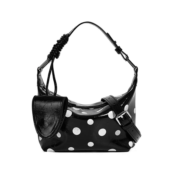 Gepunktete Schultertasche in glänzender Lederoptik mit befestigtem Mini-Fronttäschchen, Reißverschluss oben und verstellbarem Riemen, Detailansicht