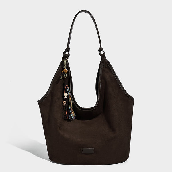 Lässig fallende Hobo-Schultertasche in matter Velourslederoptik mit offenem Überschlag und optionalem Quasten-Perlen-Anhänger, Detailansicht 3
