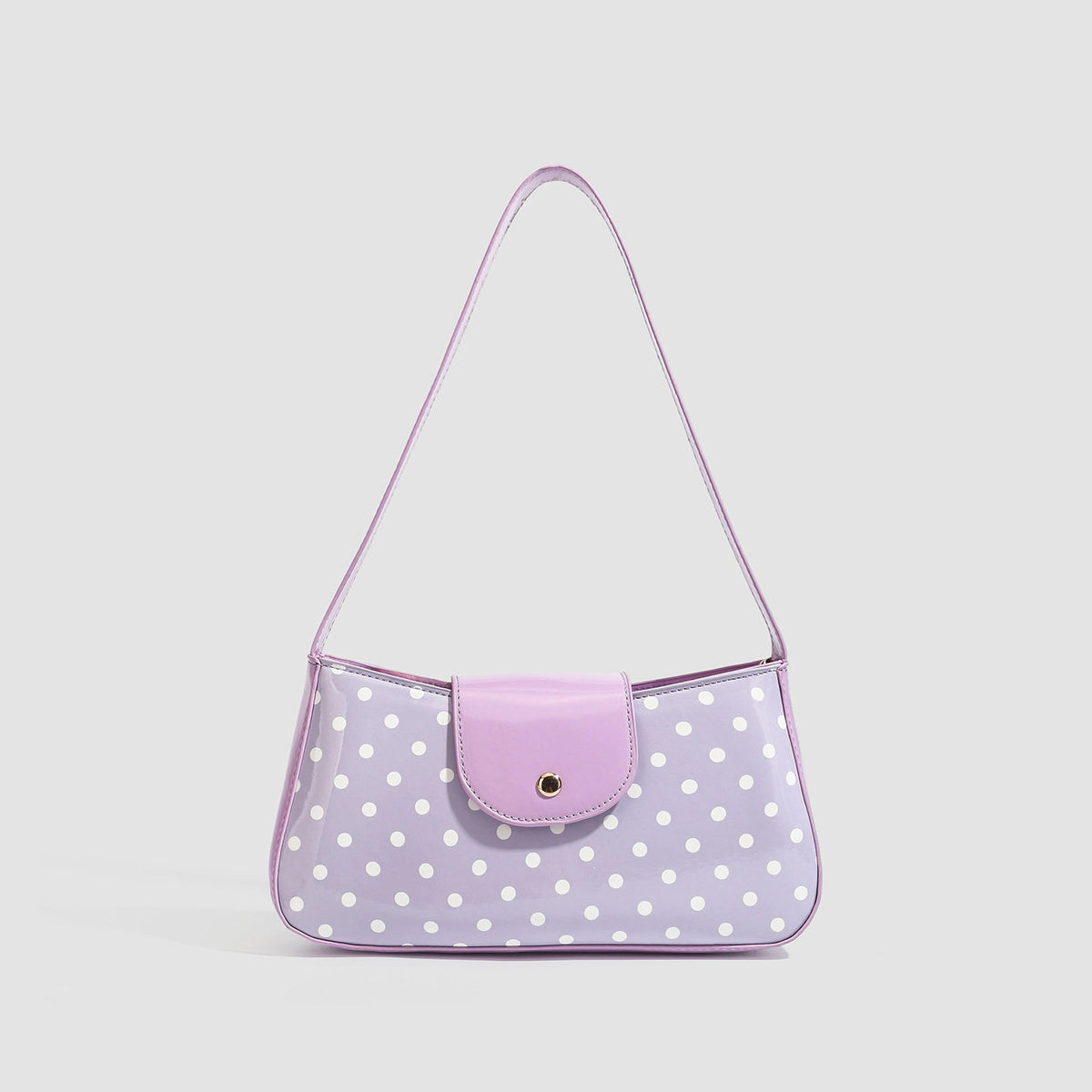 Strukturierte Baguette-Schultertasche mit Punkten und glänzender Lackoptik, Druckknopfklappe und goldfarbenen Beschlägen, Detailansicht