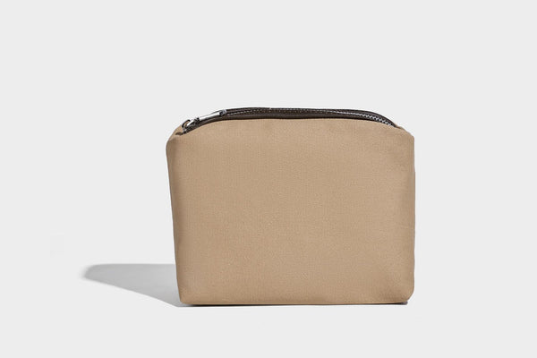 Kleine, strukturierte Tote-Handtasche in Wildlederoptik mit Elefantenanhänger, zwei oberen Tragegriffen und abnehmbarem Crossbody-Riemen, Detailansicht