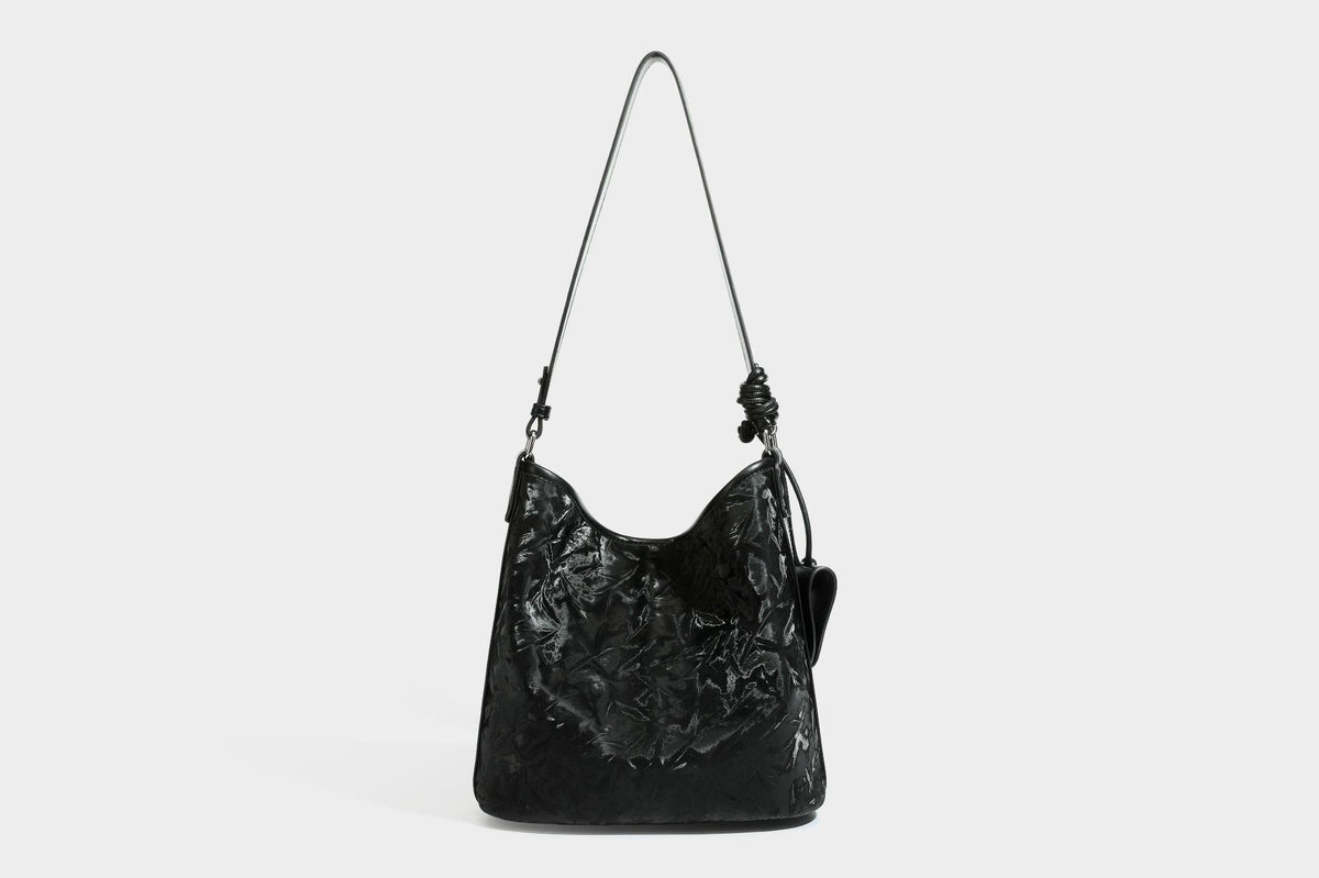 Große Hobo-Schultertasche mit Crinkle-Glanzfinish in Dunkelbraun, schmalem verstellbarem Riemen, geknoteten Beschlägen und seitlich befestigter Klappe
