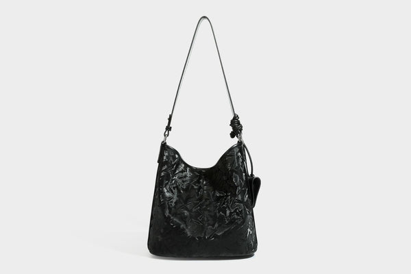 Große Hobo-Schultertasche mit Crinkle-Glanzfinish in Dunkelbraun, schmalem verstellbarem Riemen, geknoteten Beschlägen und seitlich befestigter Klappe