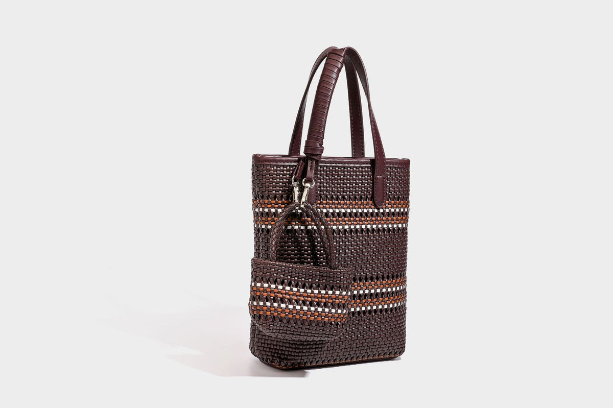 Kleine, formstabile Korb-Shopper-Tasche aus geflochtenem Material mit umwickelten Griffen in Lederoptik und silberfarbenen Verschlussbeschlägen, Detailansicht 36