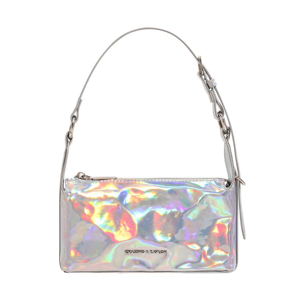 Kompakte rechteckige, holografisch schillernde silberfarbene Schultertasche mit Knitterstruktur, Reißverschluss oben und verstellbarem Schulterriemen
