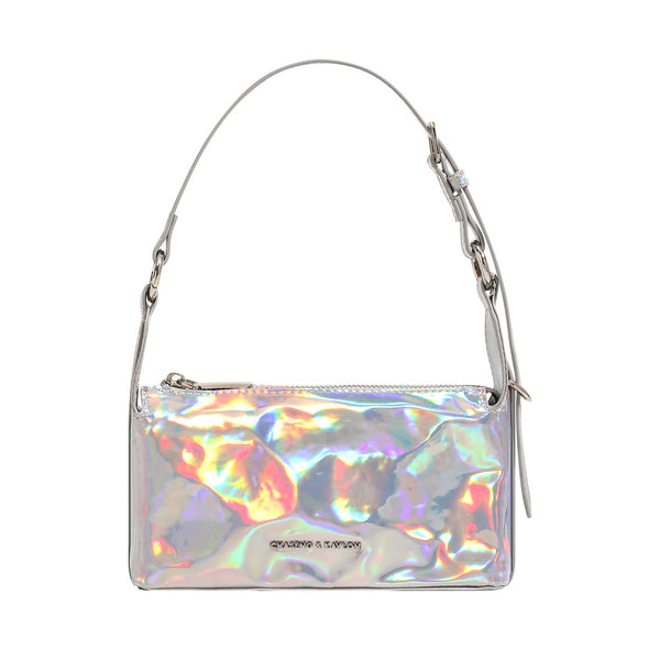 Kompakte rechteckige, holografisch schillernde silberfarbene Schultertasche mit Knitterstruktur, Reißverschluss oben und verstellbarem Schulterriemen