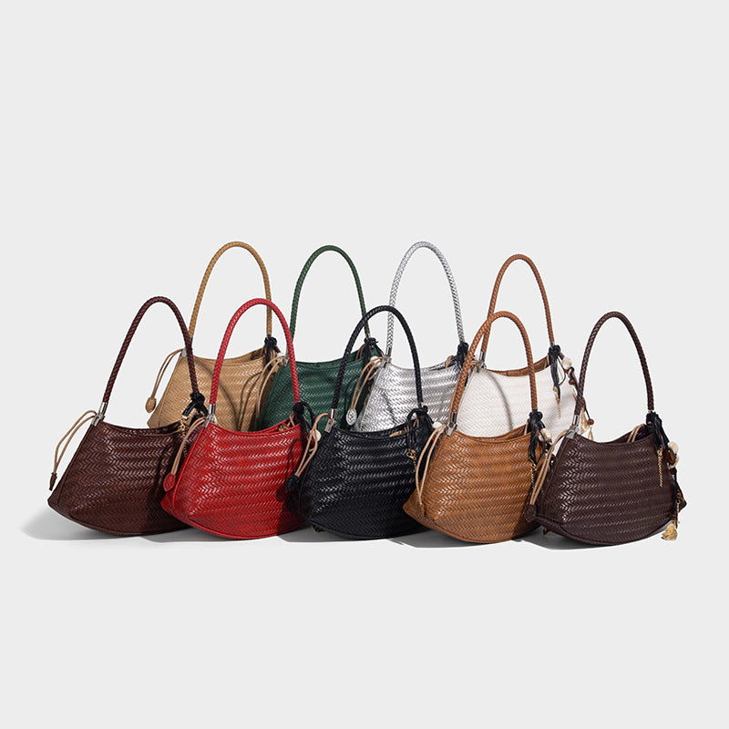 Geflochtene Hobo-Schultertasche in Lederoptik mit geflochtenem Riemen und silberfarbenen Beschlägen, Detailansicht 2