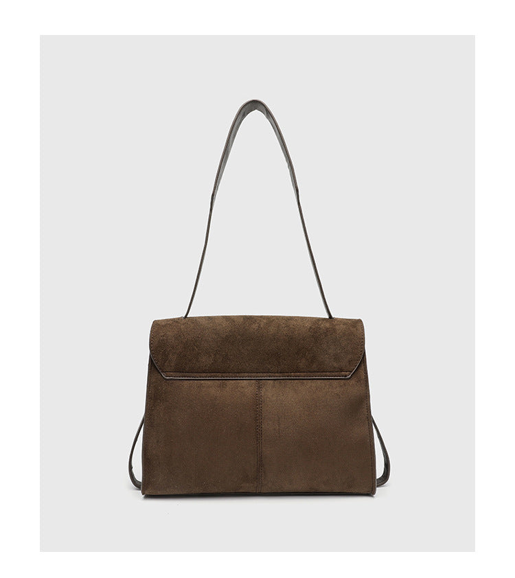 Schultertasche mit Umschlagklappe in kaffeebrauner Velourslederoptik, silberfarbenem Drehverschluss und dunklem Besatz in Lederoptik, Detailansicht 12