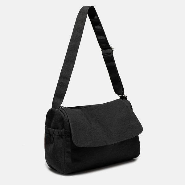 Große Messenger-Bag aus mattem schwarzem Canvas mit Frontklappe, Reißverschluss oben, elastischen Seitentaschen und verstellbarem silberfarbenem