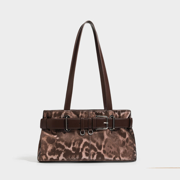 Schultertasche mit Leopardenmuster, brauner Lederoptik-Besatz, vorderem Detail mit Gürtelschnalle, silberfarbenen Beschlägen und langen