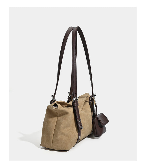 Große weich fallende Hobo-Schultertasche in Hellbraun mit dunkelbraunem Kunstlederbesatz, zwei Schulterriemen, silberfarbenen Beschlägen und
