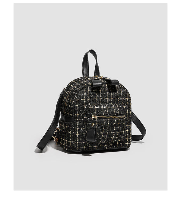 Kleiner strukturierter Mini-Rucksack aus gewebtem Tweed-Look-Stoff mit goldfarbenen Beschlägen und kontrastierenden Besätzen in Lederoptik, Detailansicht