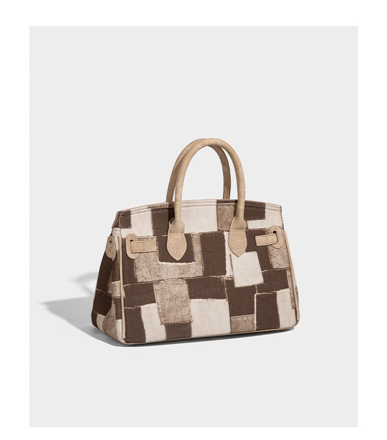 Strukturierte Patchwork-Handtasche mit zwei Tragegriffen, Klappe mit Drehverschluss und silberfarbenen Beschlägen, Detailansicht 12