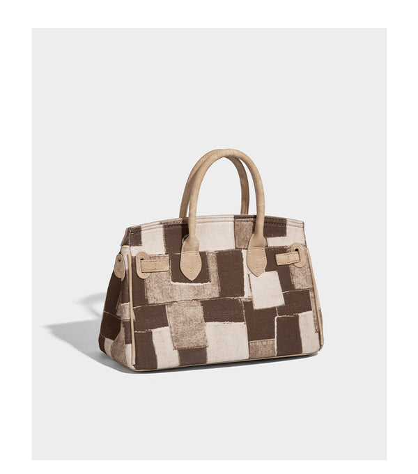 Strukturierte Patchwork-Handtasche mit zwei Tragegriffen, Klappe mit Drehverschluss und silberfarbenen Beschlägen, Detailansicht 12