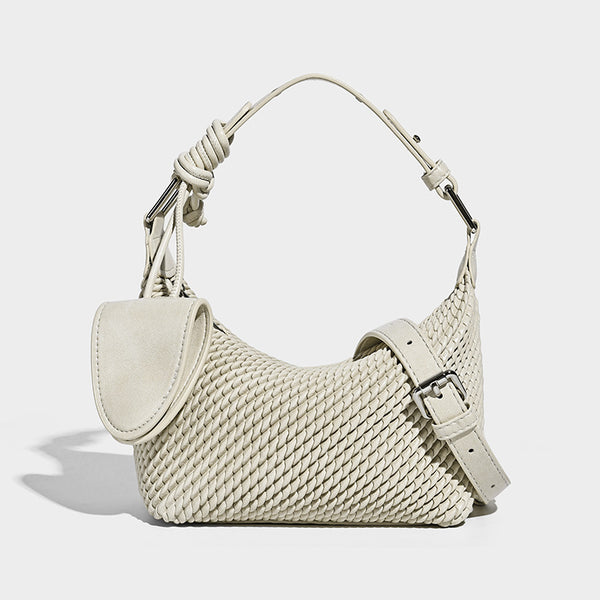 Halbmondförmige Hobo-Schultertasche in gewebter Optik mit geknotetem Tragegriff, integrierter Mini-Klappentasche und verstellbarem Träger in warmen
