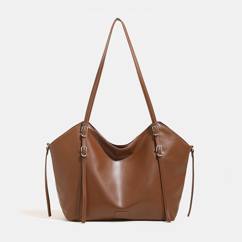 Glatte Tote-Schultertasche aus Lederimitat mit silberfarbenen Schnallenbeschlägen und zwei Schulterriemen, Detailansicht 9