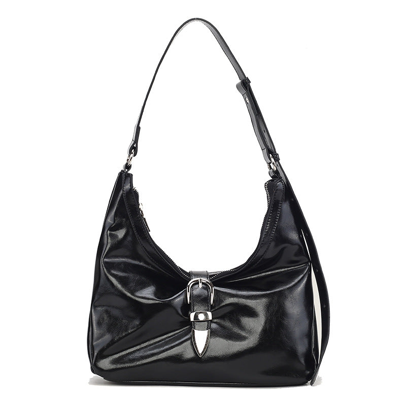 Glänzende Hobo-Schultertasche in Lederoptik mit silberfarbenem Schnallenverschluss und verstellbarem Riemen, Detailansicht 5