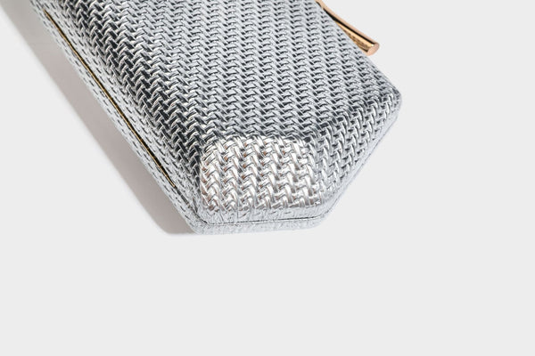 Kleine, strukturierte Clutch aus metallischem Flechtmaterial mit goldfarbenem Bügelverschluss und abnehmbarem Kettenriemen, Detailansicht 38