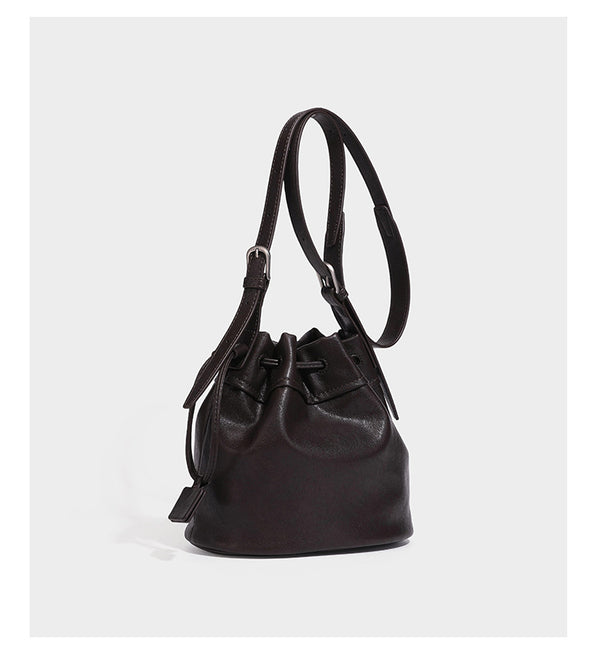 Kleine Beuteltasche in genarbter Lederoptik mit Kordelzug, verstellbarem Crossbody-Riemen und silberfarbenen Beschlägen, Detailansicht 8