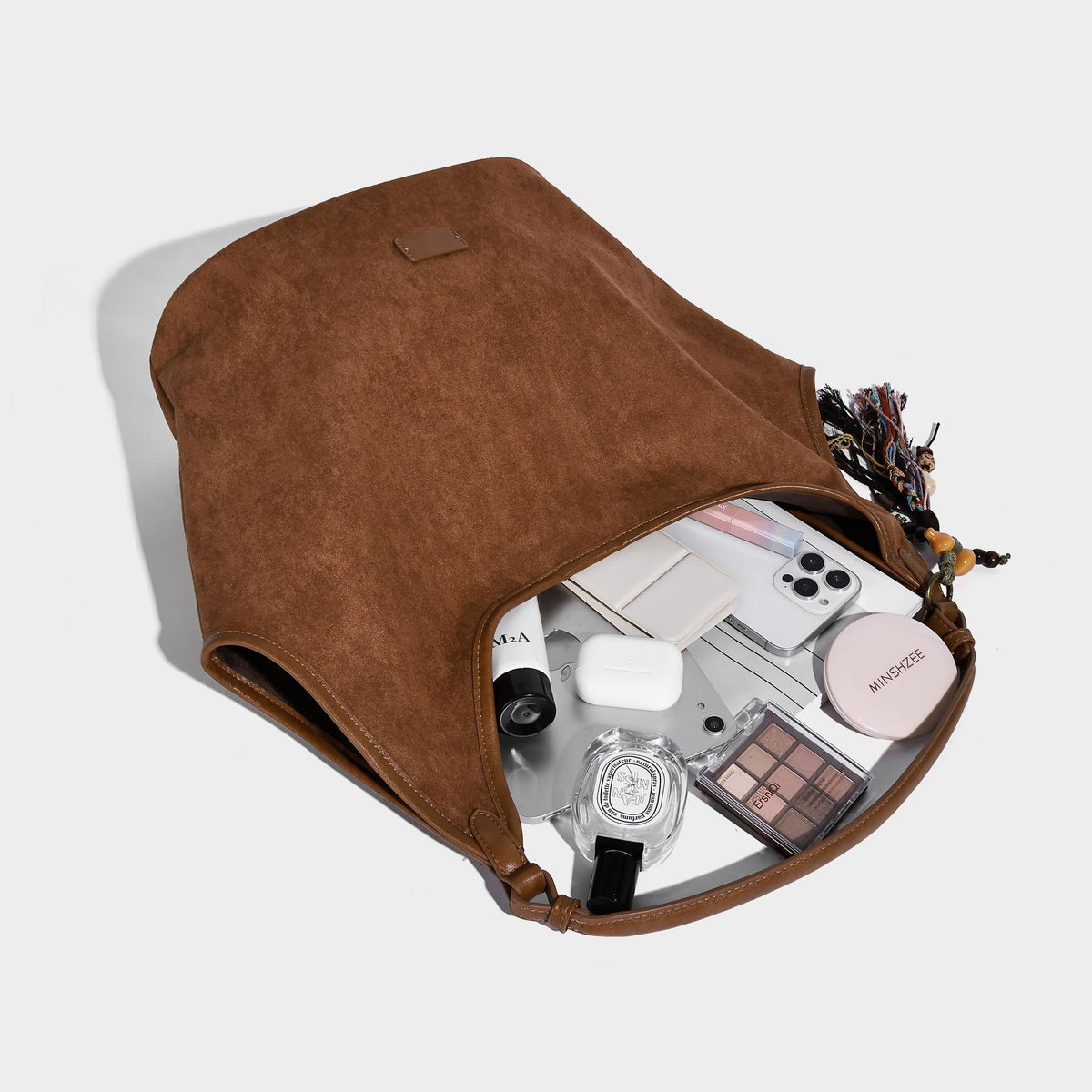 Lässig fallende Hobo-Schultertasche in matter Velourslederoptik mit offenem Überschlag und optionalem Quasten-Perlen-Anhänger, Detailansicht 4