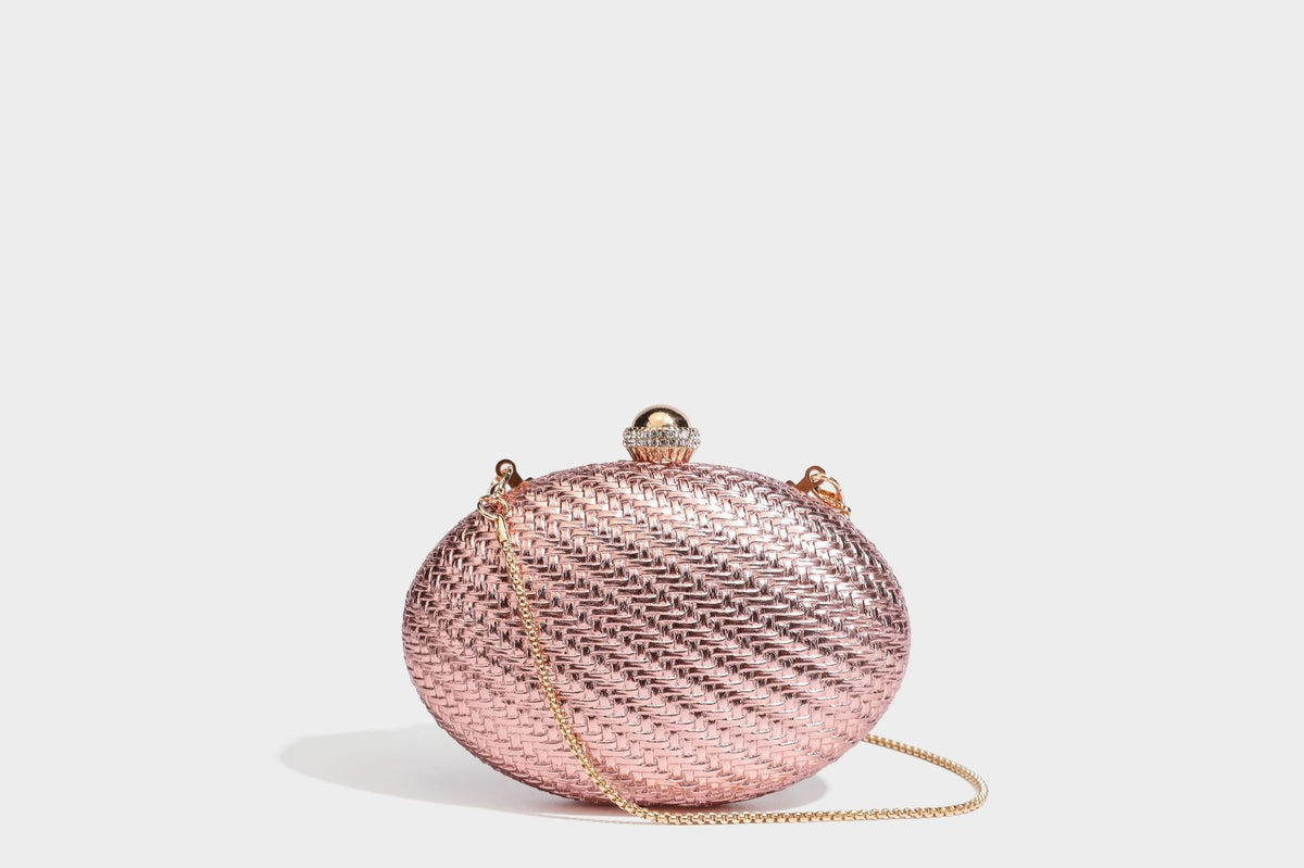 Kleine, ovale, metallisch gewebte Clutch mit juwelenbesetztem Bügelverschluss in Goldoptik und abnehmbarem Kettenriemen, Detailansicht 30