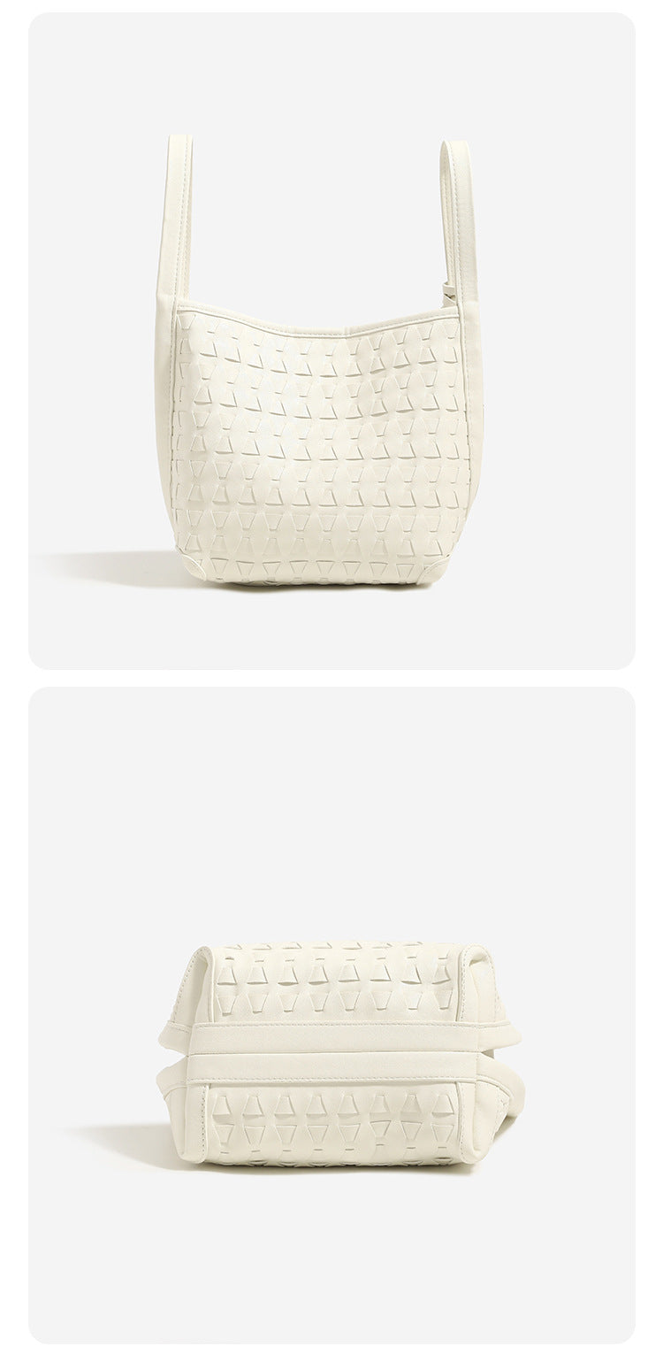 Cremefarbene Bucket Bag mit geometrischem Dreiecksrelief, schmalem Schulterriemen, goldfarbenem Dreiecksanhänger und abnehmbarer Mini-Tasche mit Druckknopfverschluss