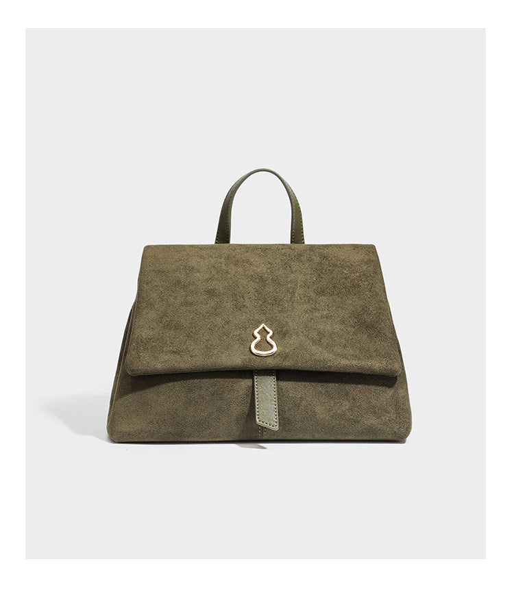Formstabile Satchel-Tasche mit mattem Veloursleder-Finish, Überschlag, goldfarbenen Emblem-Beschlägen, kurzem Tragegriff und verstellbarem Crossbody-Riemen
