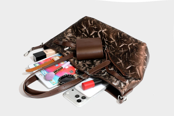 Glänzende, geknautschte Metallic-Tote-Bag mit zwei Henkeln, abnehmbarem Schulterriemen und abnehmbarer Mini-Tasche mit Reißverschluss in Braun