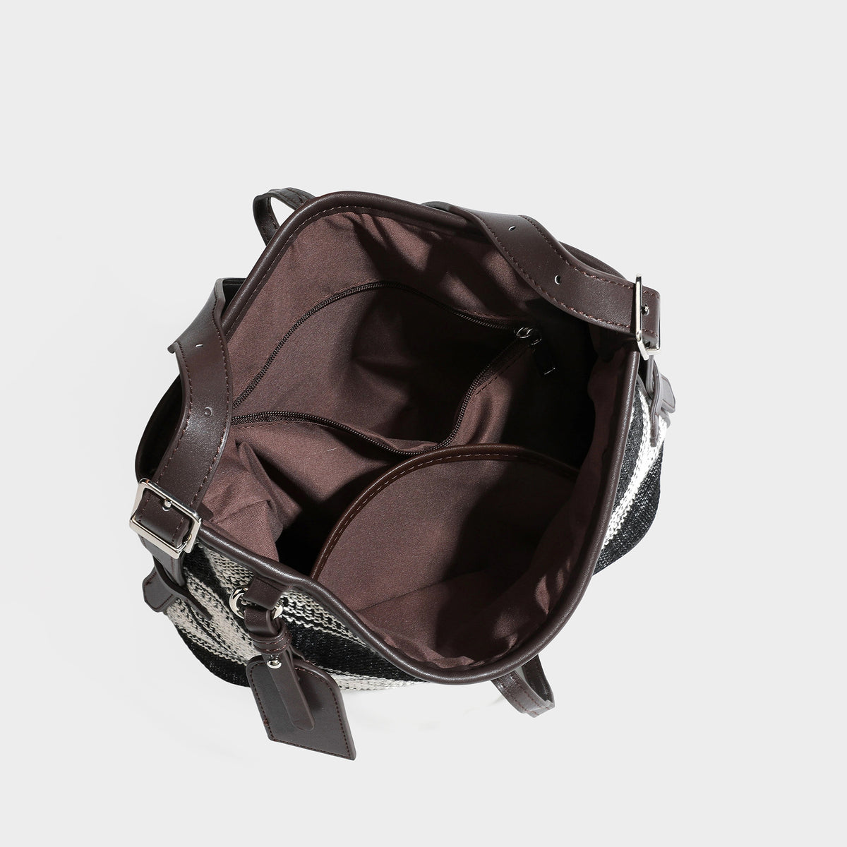 Schwarz-weiß karierte Hobo-Schultertasche aus gewebtem Material mit dunkelbrauner Einfassung in Lederoptik, Kordelzugverschluss und langem, verstellbarem