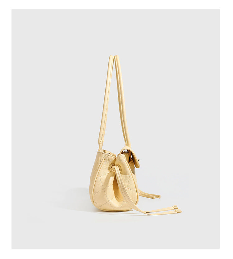 Strukturierte Schultertasche mit Rautensteppung, Überschlag und goldfarbenem Drehverschluss, abgerundeten Henkeln und seitlichen Kordelzügen