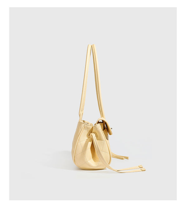 Strukturierte Schultertasche mit Rautensteppung, Überschlag und goldfarbenem Drehverschluss, abgerundeten Henkeln und seitlichen Kordelzügen