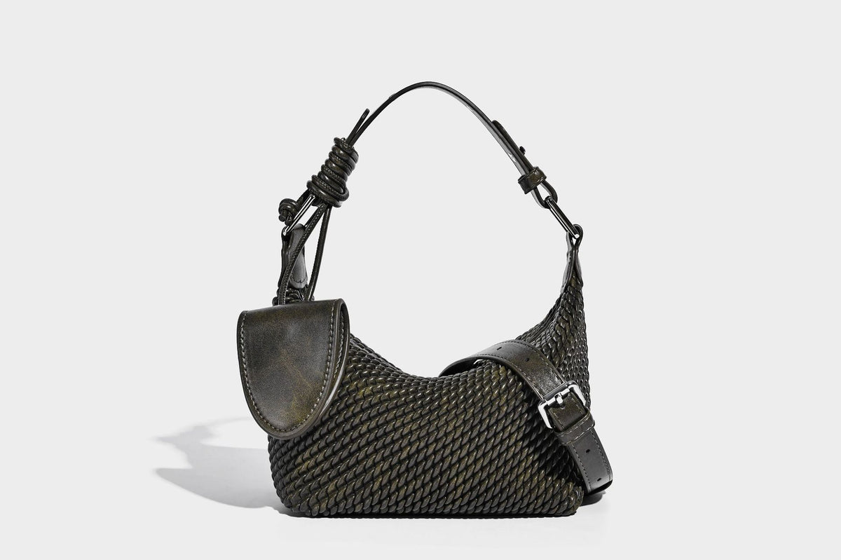 Hobo-Schultertasche in Halbmondform mit Webstruktur, geknotetem Tragegriff, befestigter kleiner Tasche mit Überschlag und verstellbarem Riemen in warmem