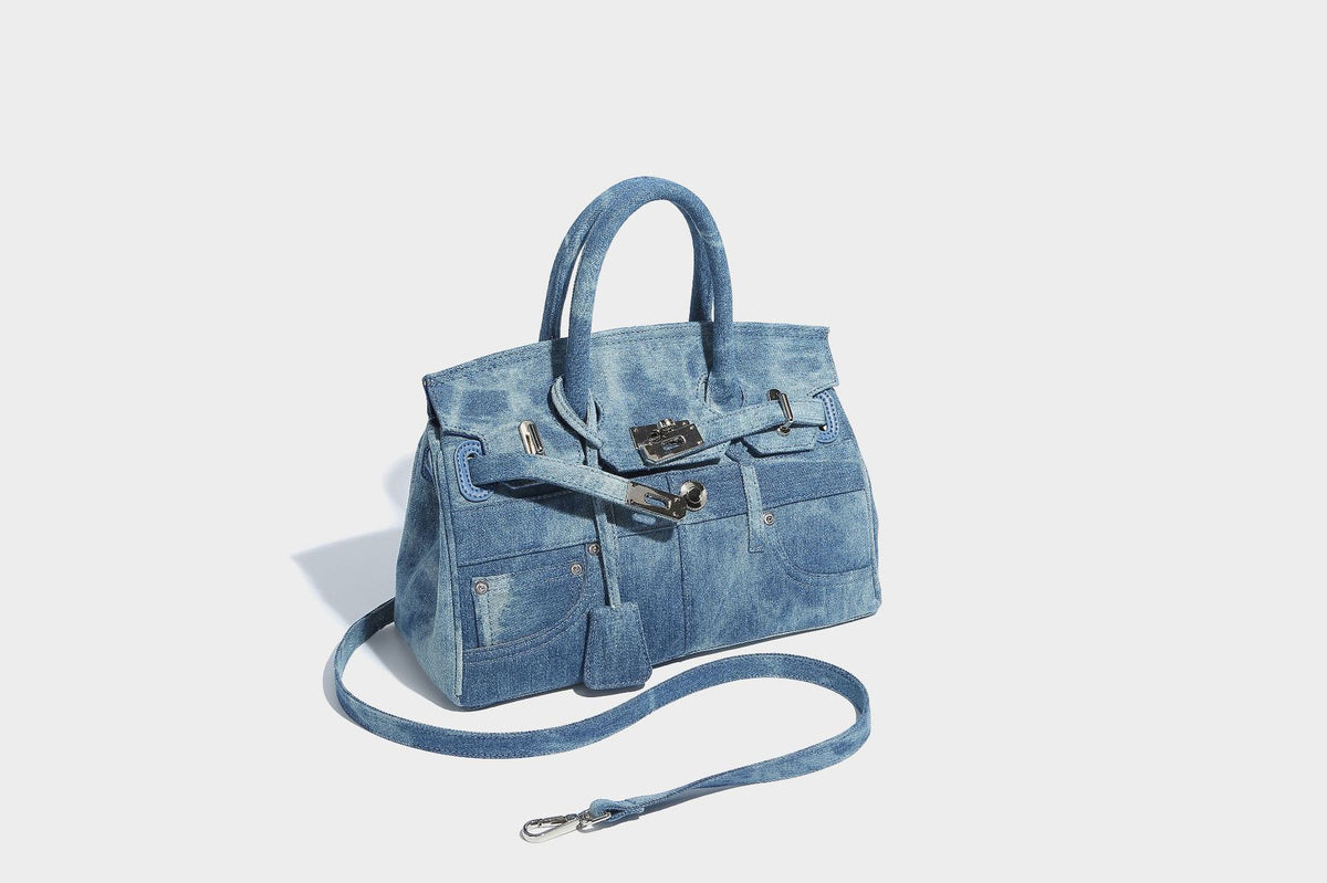 Strukturierte Patchwork-Henkeltasche aus gewaschenem Denim mit gerollten Tragegriffen, Überschlag mit Drehverschluss, aufgesetzten Fronttaschen und, Detail