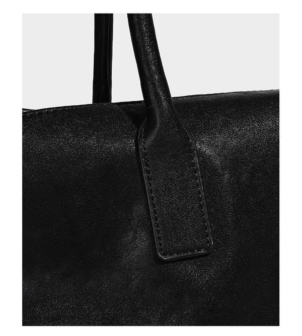 Glänzende, strukturierte schwarze Tote-Bag mit silberfarbenem Schnallenriemen, zwei Henkeln und abnehmbarem Schulterriemen, Detailansicht 14