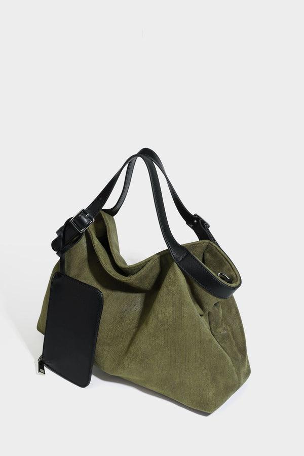 Weich fallender olivgrüner Shopper in Canvas-Optik mit Henkeln in schwarzer Lederoptik, abnehmbarem Reißverschlusstäschchen und silberfarbenen Beschlägen