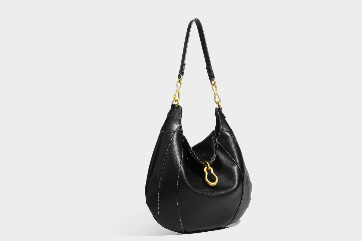 Lässige halbmondförmige Hobo-Schultertasche in Dunkelbraun mit goldfarbenem Ring und Kettenglied-Beschlägen sowie Reißverschluss oben, Detailansicht