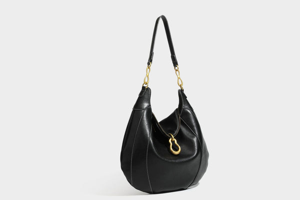 Lässige halbmondförmige Hobo-Schultertasche in Dunkelbraun mit goldfarbenem Ring und Kettenglied-Beschlägen sowie Reißverschluss oben, Detailansicht