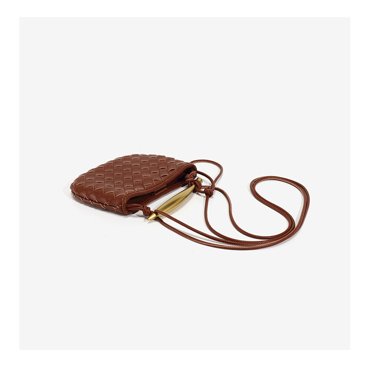 Mini-Crossbody-Etui mit gewebter Rautenstruktur, geschwungenem Bügelgriff in Goldoptik und schmalem Kordelriemen, Detailansicht 22
