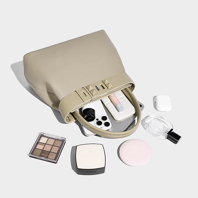 Strukturierter Trapez-Shopper mit oberem Riemen und Schnalle, genarbter Lederoptik und silberfarbenen Beschlägen, Detailansicht 4