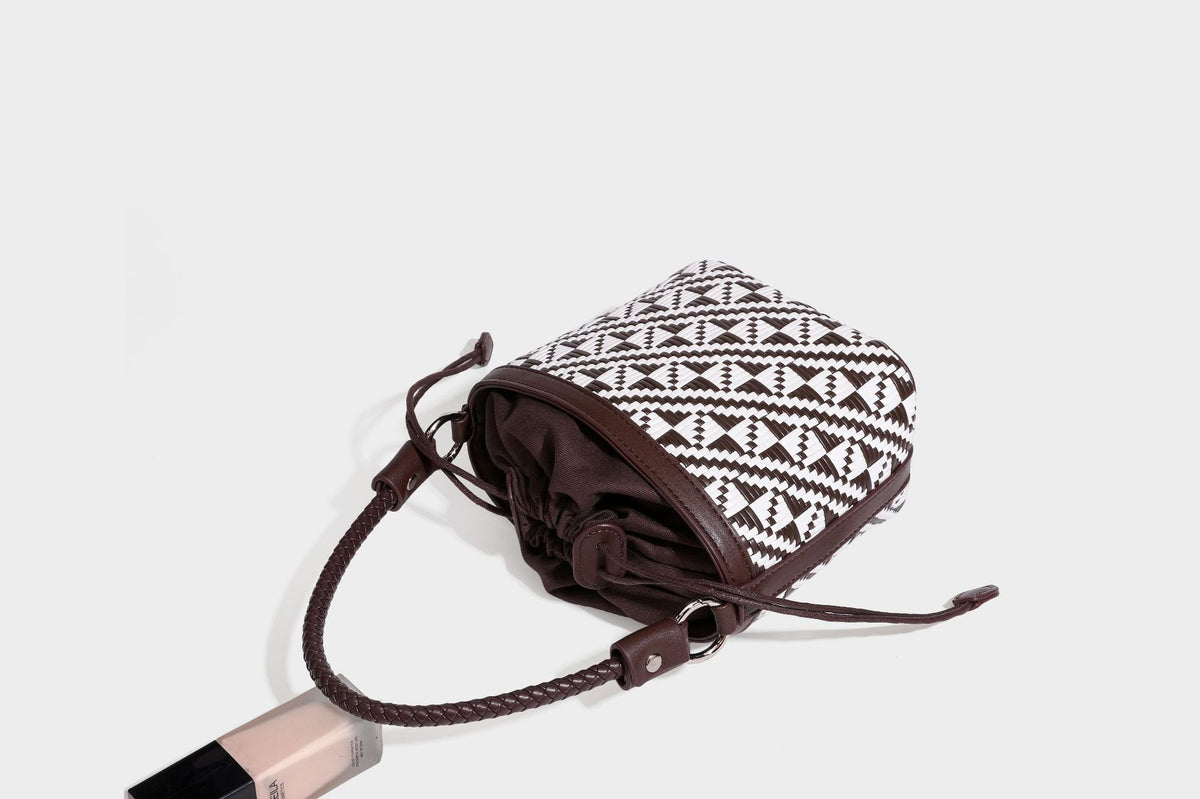 Kleine gewebte Beuteltasche mit geflochtenem Griff in Lederoptik und Kordelzugverschluss, zweifarbiges Muster in Braun und Weiß