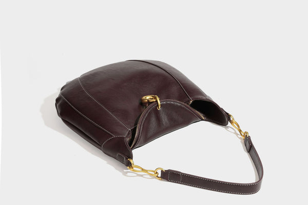 Lässige halbmondförmige Hobo-Schultertasche in Dunkelbraun mit goldfarbenem Ring und Kettenglied-Beschlägen sowie Reißverschluss oben, Detailansicht