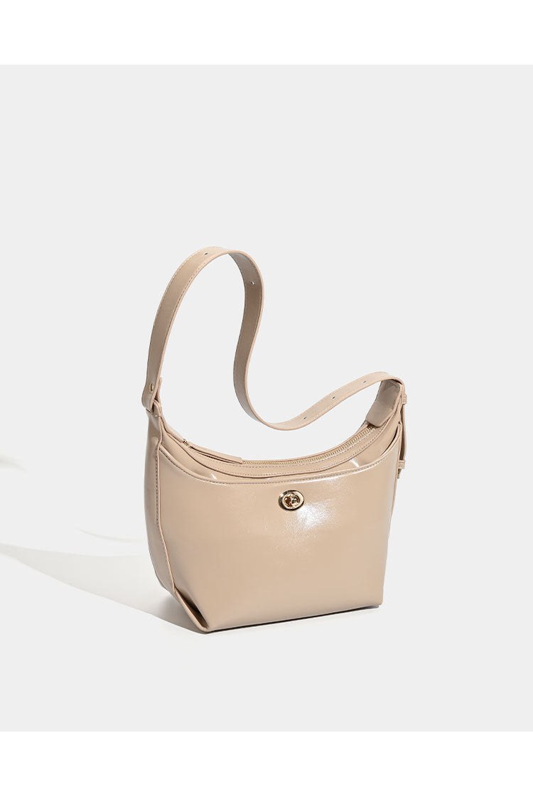 Glänzende Hobo-Schultertasche in Lederoptik mit sichelförmiger Silhouette und goldfarbenem Drehverschluss, Detailansicht 9