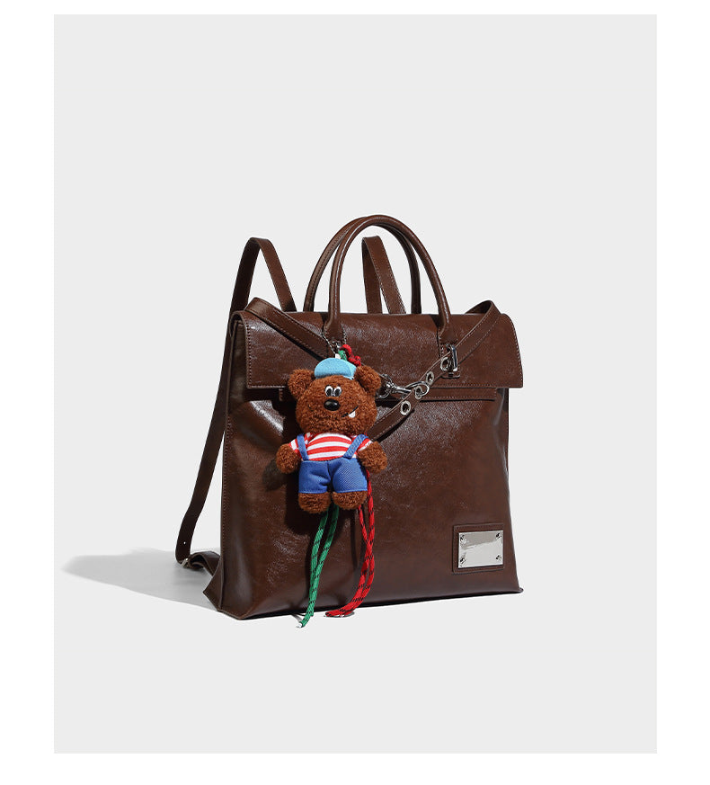 Große glänzende wandelbare Tote-Bag in Lederoptik mit Plüschbären-Anhänger und silberfarbenen Beschlägen, Detailansicht 8