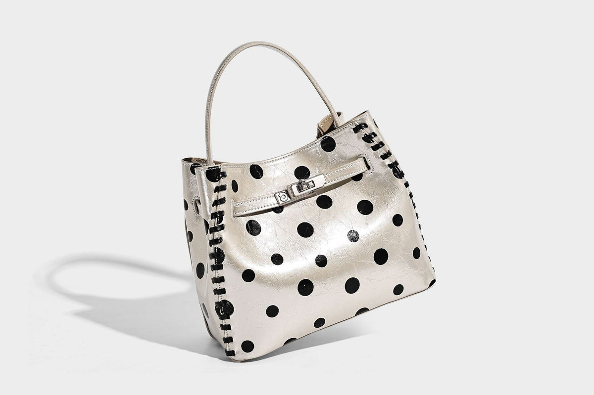 Glänzende, geknautschte Beuteltasche mit Polka-Dots, silberfarbenen Schnallenbeschlägen, kontrastierendem seitlichem Schnürbesatz, Tragegriff und abnehmbarem