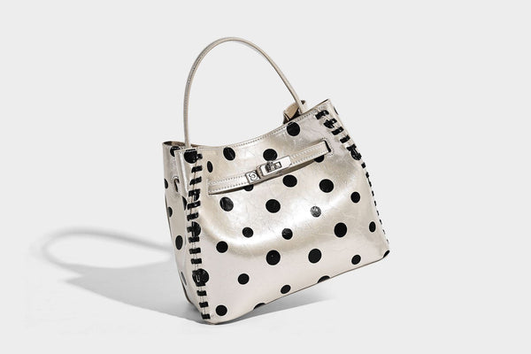 Glänzende, geknautschte Beuteltasche mit Polka-Dots, silberfarbenen Schnallenbeschlägen, kontrastierendem seitlichem Schnürbesatz, Tragegriff und abnehmbarem