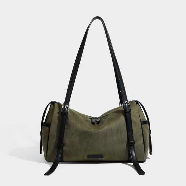 Schultertasche in Olivgrün aus Canvas im Zylinderstil mit Riemen in schwarzer Lederoptik, Reißverschluss oben und silberfarbenen Beschlägen, Vorderansicht